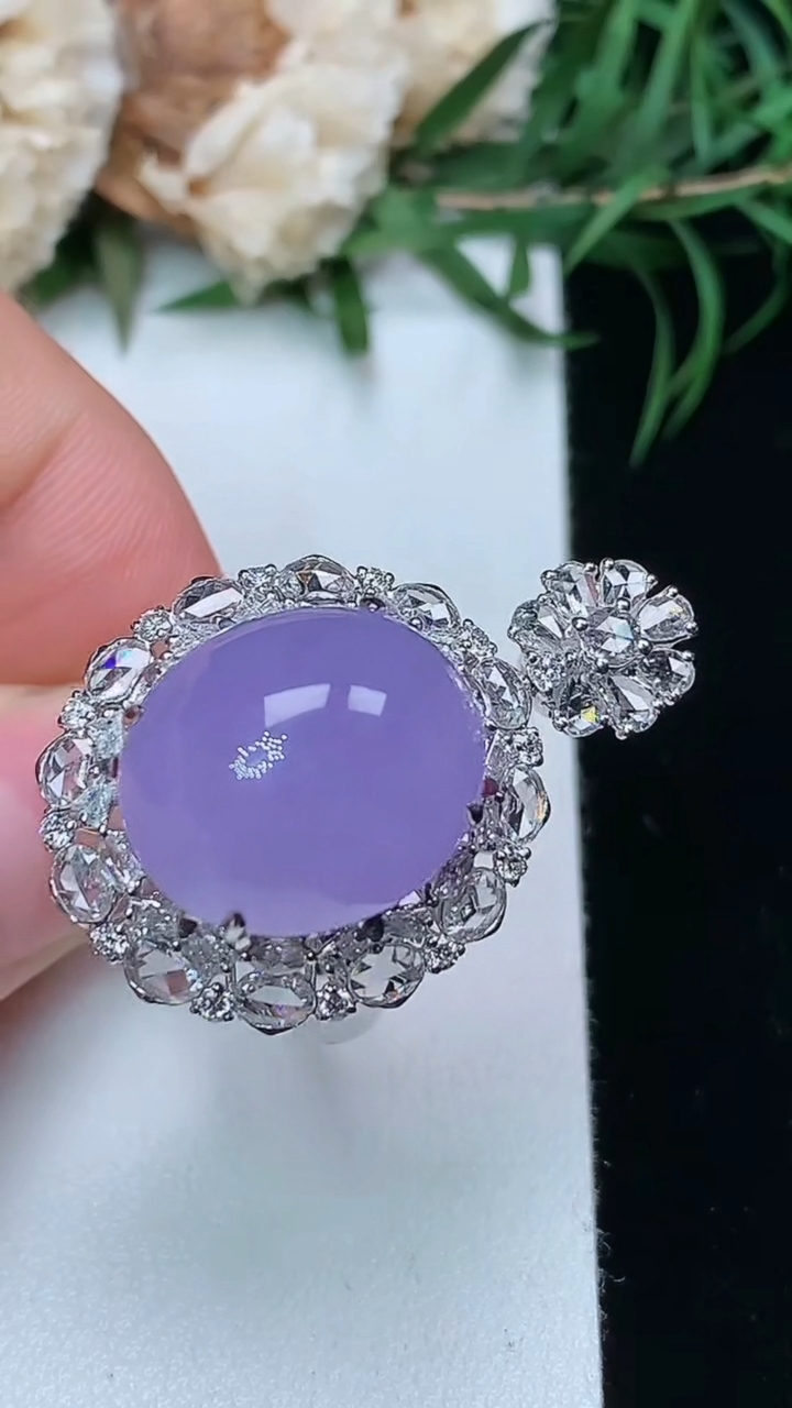 天然A货翡翠紫罗兰蛋面戒指 吊坠两用款，尺寸17.3-15.5-13.3，重量:10.38g2026年3月22日
工厂直销收藏佳品,种好水足，色泽均匀，有种有色，上手高大气！