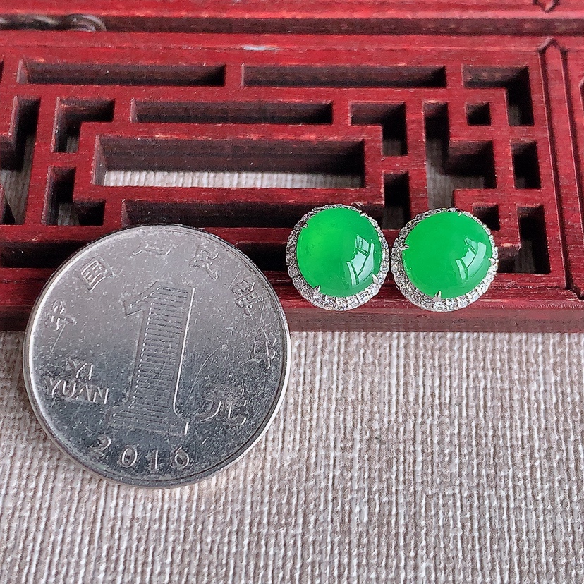 天然A货翡翠18K金伴钻镶嵌阳绿蛋面耳钉 
尺寸8-7.5mm 重量2.70g 0321