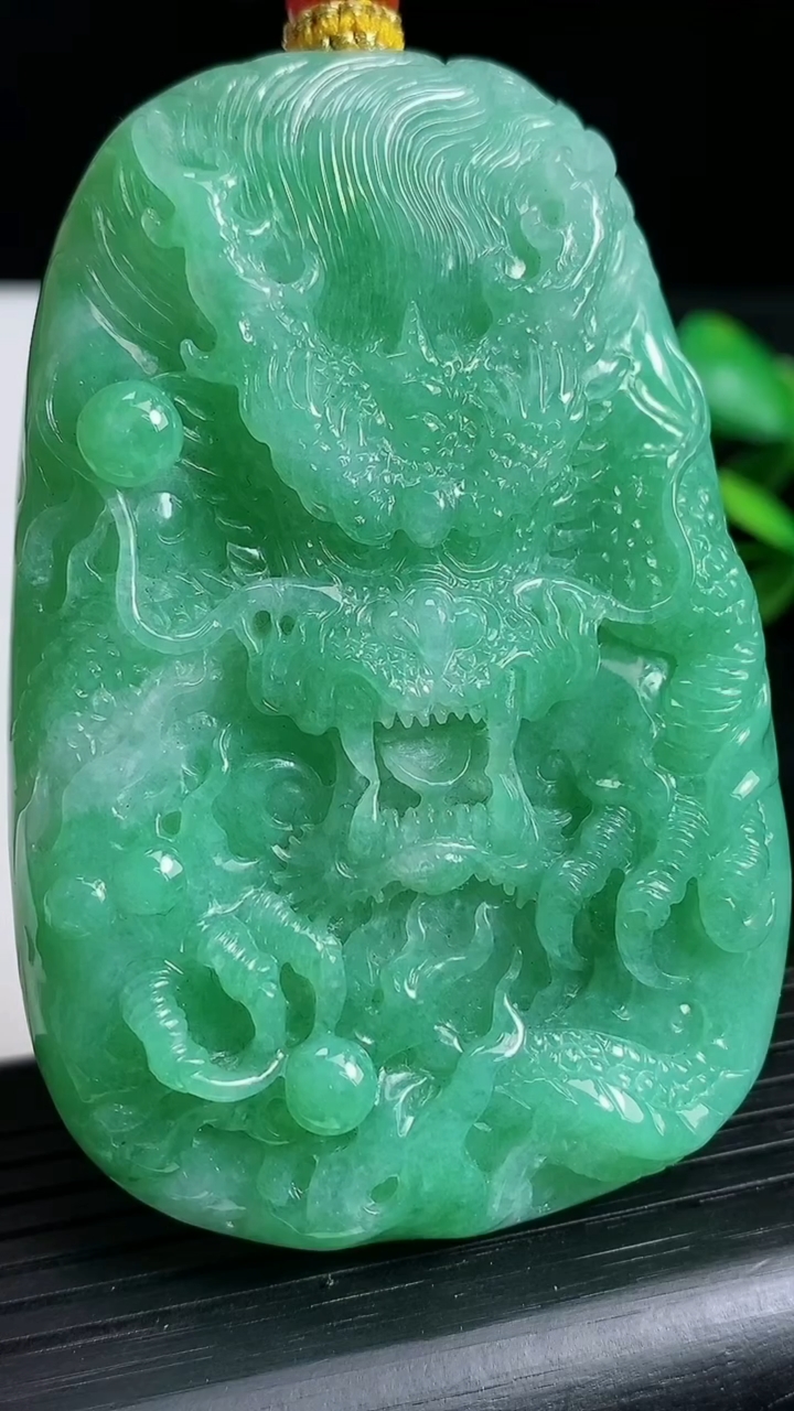 天然A货翡翠龙牌吊坠尺寸69.6-45.6-11.5重量:79.10g
3月22日