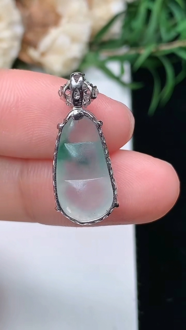 天然A货翡翠飘花福豆吊坠，尺寸16.6-9.8-6，重量:2.24g
3月22日