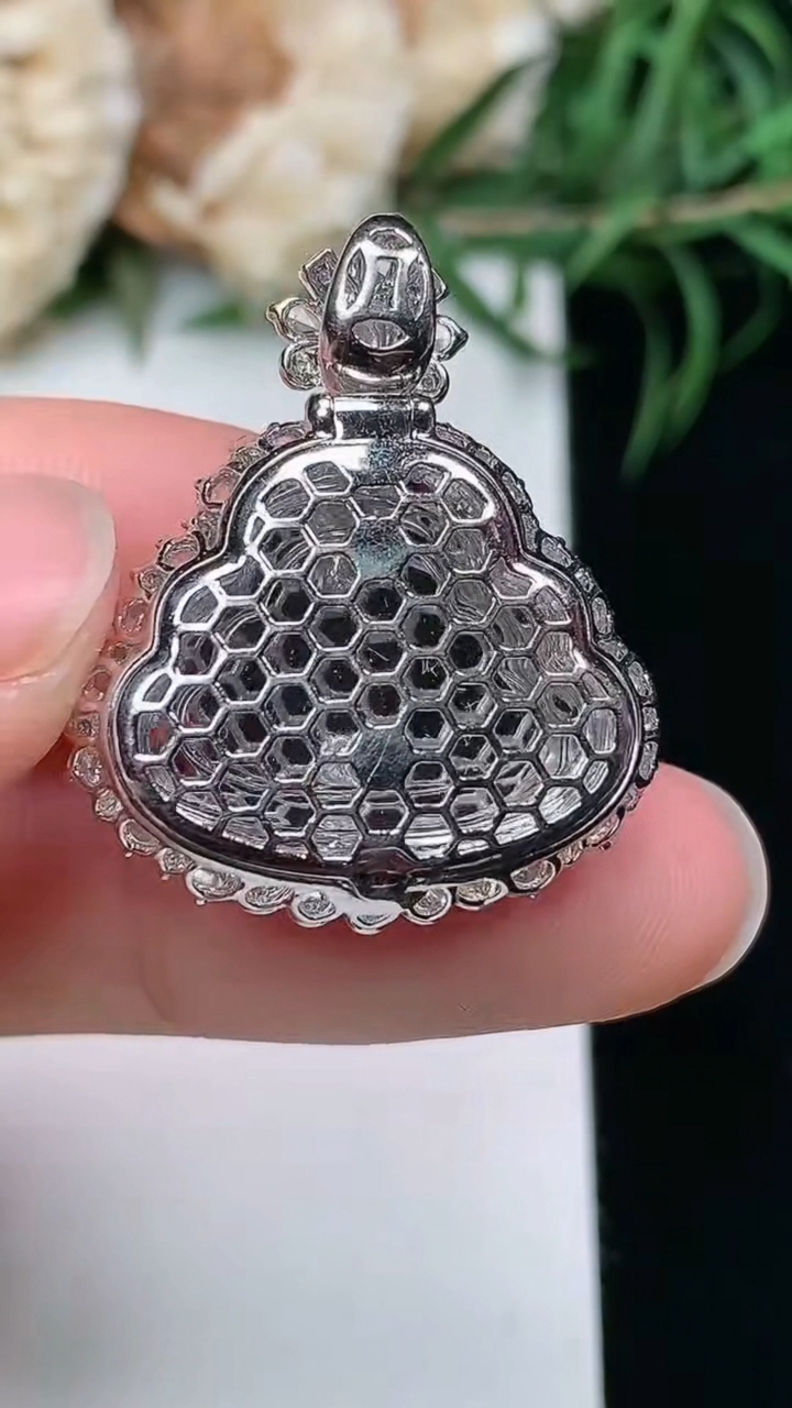 天然A货翡翠白冰佛公吊坠，尺寸27-22.8-11.5，裸石14-18.7，重量:6.64g
3月22日