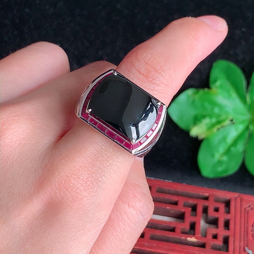 天然A货翡翠18K金伴钻镶嵌墨翠马鞍戒指 打灯全透 圈口20.6裸石
尺寸17-12mm 重量8.20g 0321