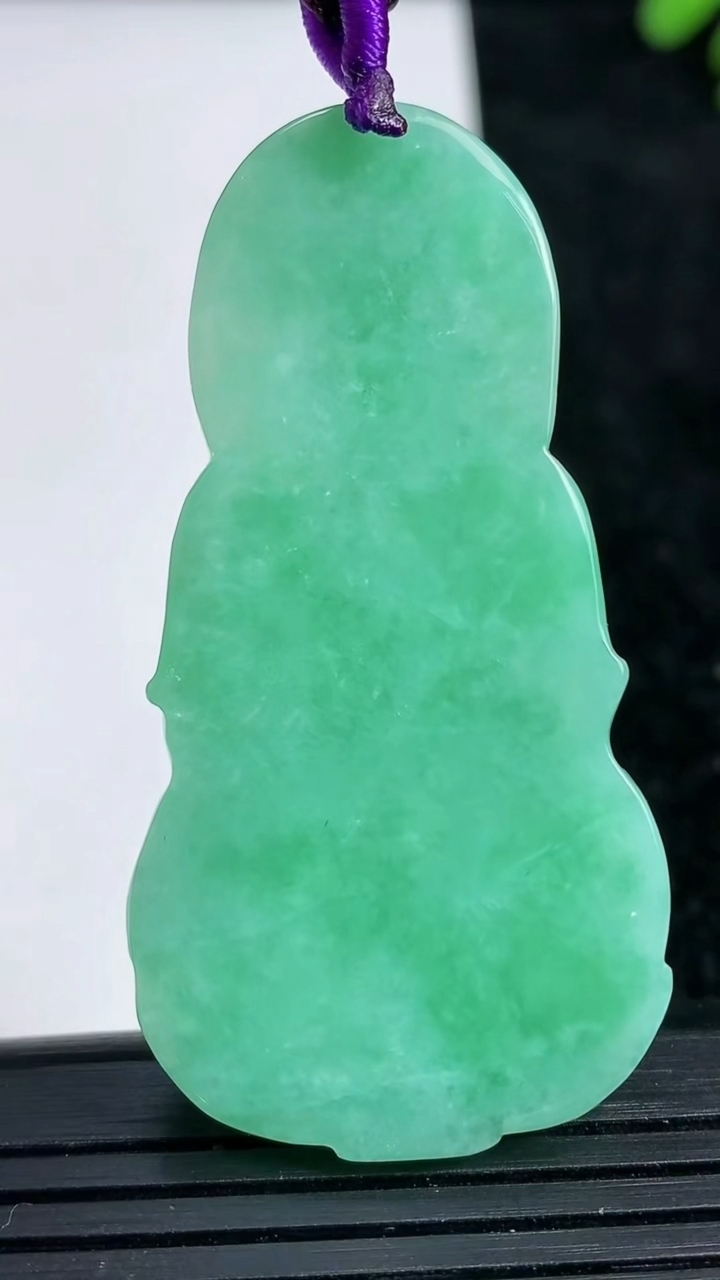 天然A货翡翠观音菩萨吊坠尺寸53.4-27.5-5.8重量:16.81g
3月22日