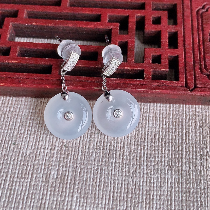 天然A货翡翠18K金镶嵌白冰白月光平安扣耳坠 
尺寸11.7-3mm 重量2.48g 0322