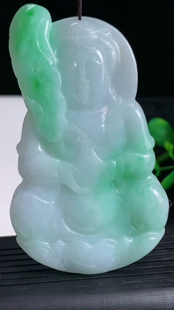 天然A货翡翠观音菩萨吊坠，尺寸85-49.5-6.5，重:51.86g
3月22日