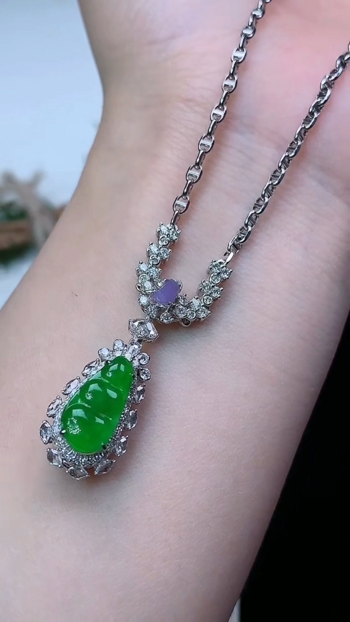 天然A货翡翠福豆项链，尺寸13.4-6.7，重量:6.54g3月22日
工厂直销收藏佳品,种好水足，色泽均匀，有种有色，上手高大气！