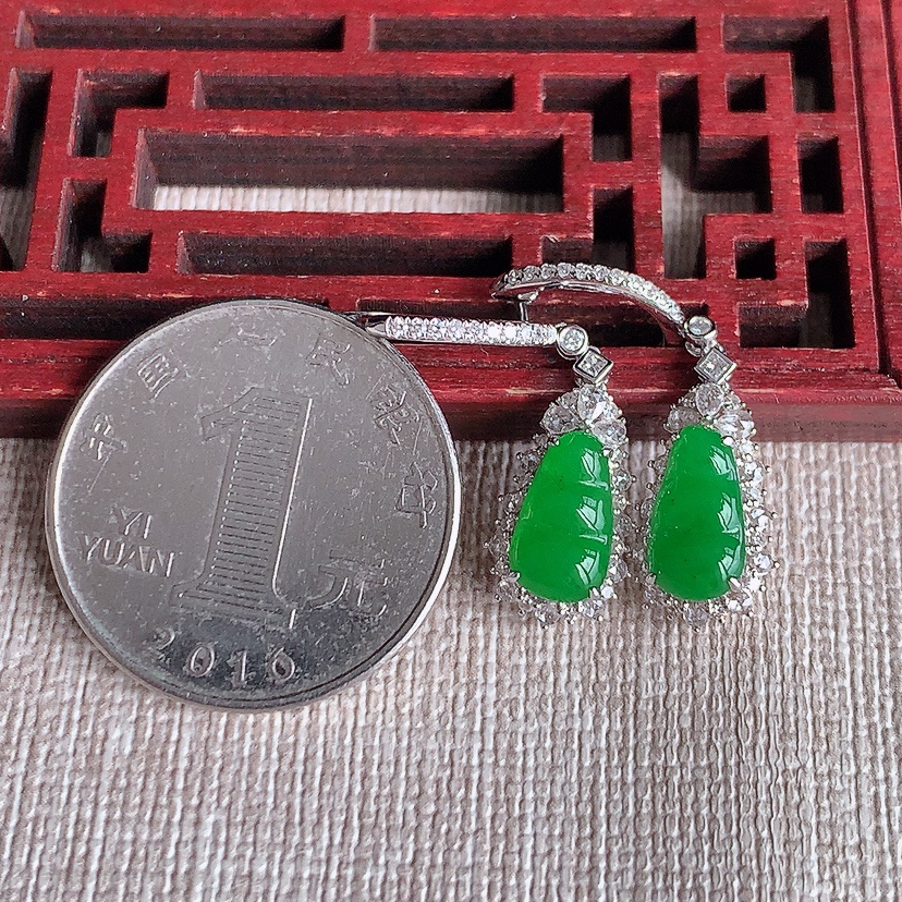 天然A货翡翠18K金伴钻镶嵌阳绿四季豆福豆平安豆耳坠 
尺寸10-5.8-5.8mm 重量3.48g 0320