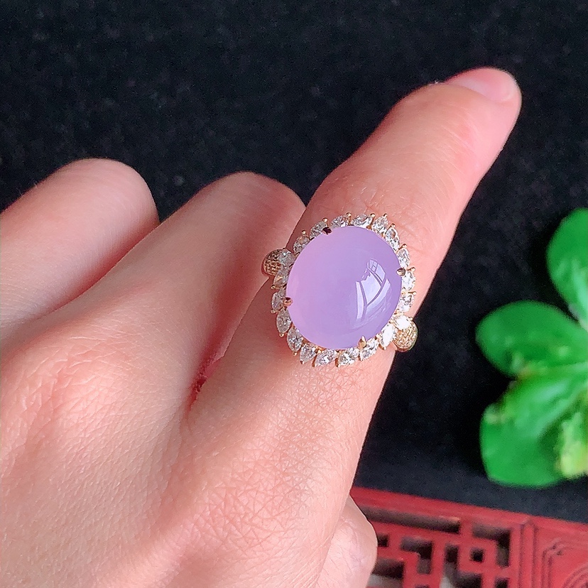 天然A货翡翠18K金伴钻镶嵌紫罗兰蛋面戒指 圈口17.4裸石
尺寸13.6-11.8mm 重量6.78g 0321