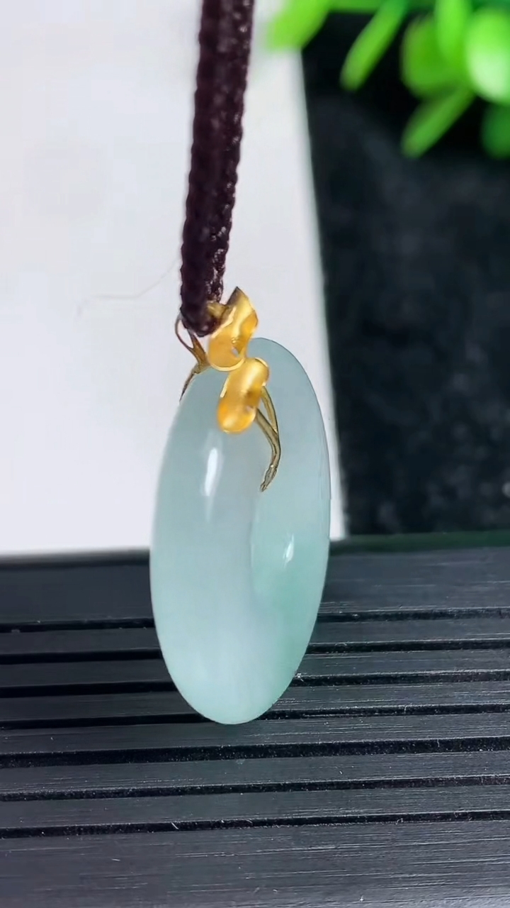 天然A货翡翠平安扣吊坠尺寸23.8-5.2重量:6.40g
3月22日