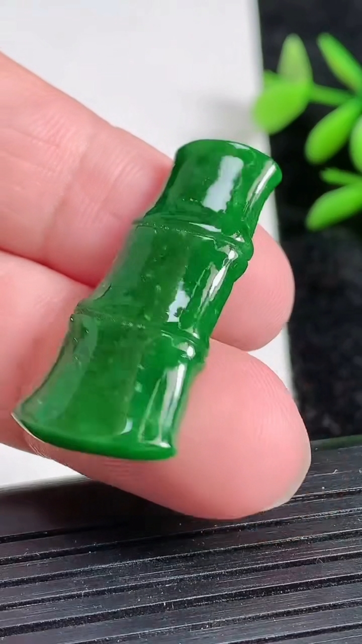 天然A货翡翠节节高升 竹节吊坠，尺寸35-16.5-3，重:g
3月22日