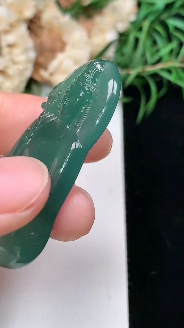 天然A货翡翠蓝水素衣观音吊坠，尺寸44.5-26-4.6，重量:10.16g
3月22日