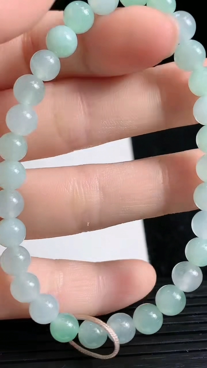 天然A货翡翠圆珠手串尺寸6-30颗重量:12.03g3月22日
工厂直销收藏佳品,种好水足，色泽均匀，有种有色，上手高大气！