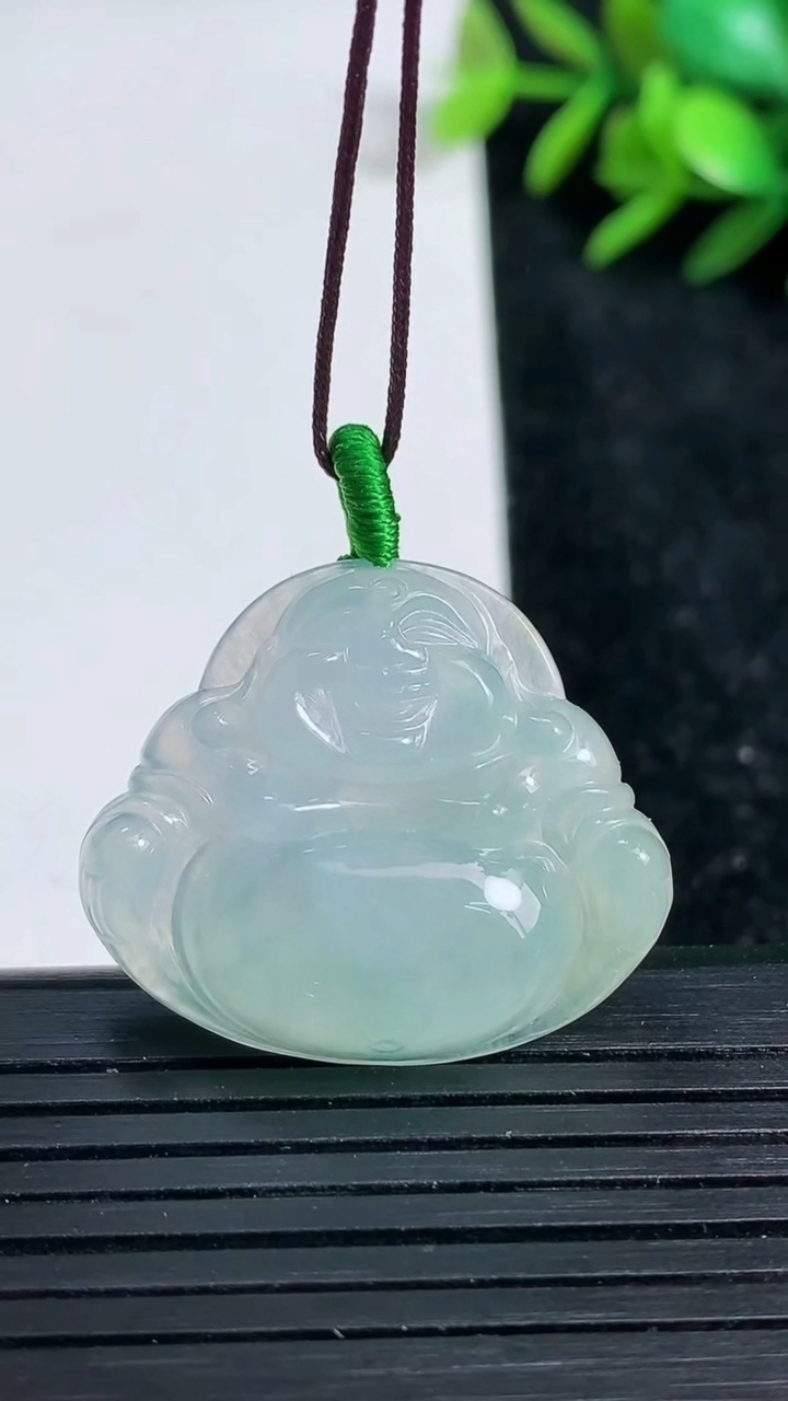 天然A货翡翠佛公吊坠尺寸24.9-29.6-6.2重量:7.35g
3月22日