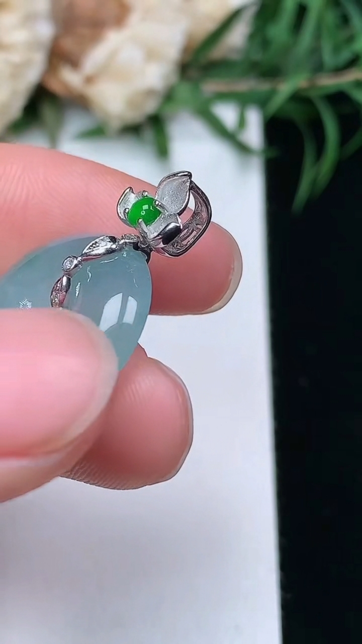 天然A货翡翠平安环吊坠，尺寸18.5-4，重量:3.50g
3月22日