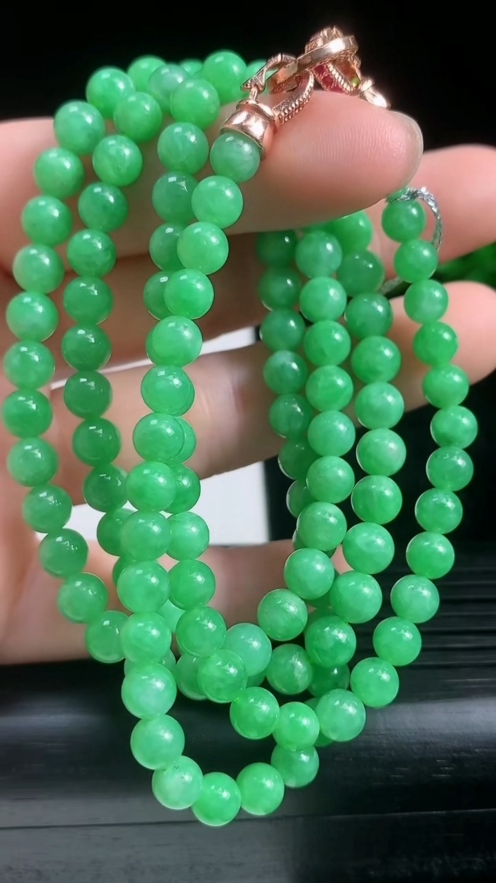 天然A货翡翠圆珠项链尺寸4.9-125颗重量:33.49g
3月22日