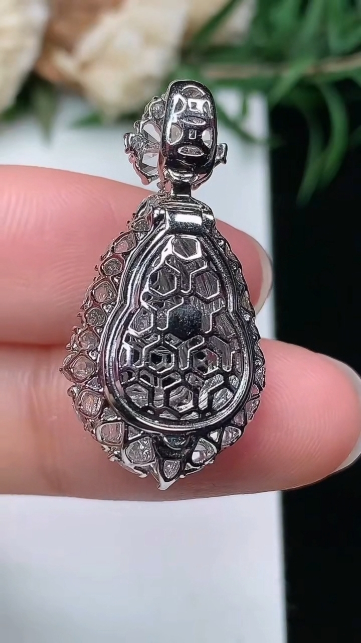 天然A货翡翠葫芦吊坠，尺寸29.2-15-11.2，裸石14-10.3，重量:4.72g
3月22日