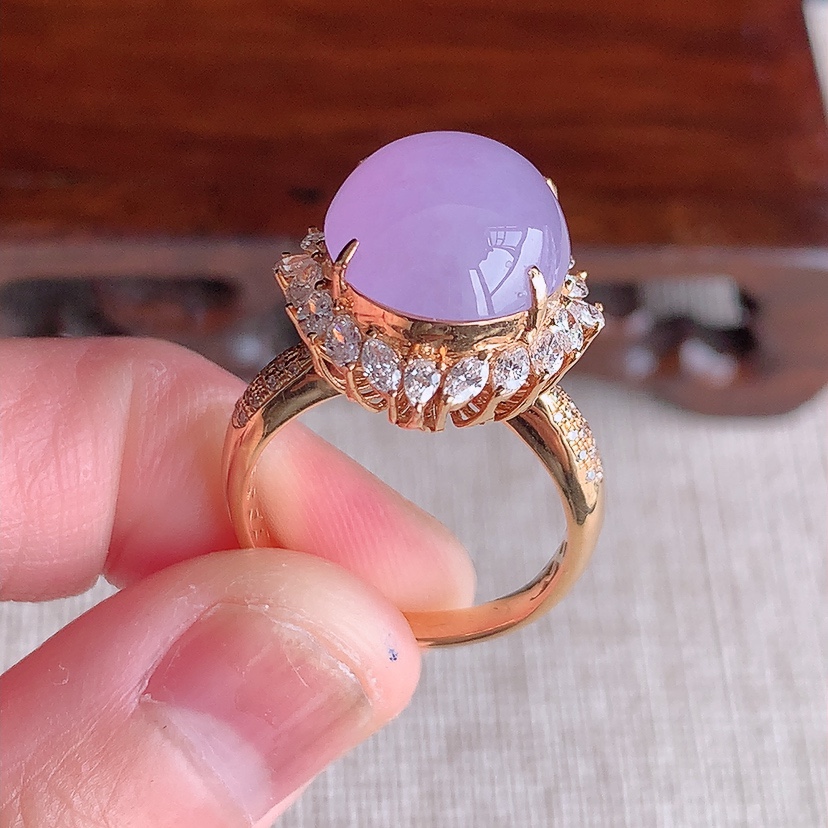 天然A货翡翠18K金伴钻镶嵌紫罗兰蛋面戒指 圈口17.4裸石
尺寸13.6-11.8mm 重量6.78g 0321