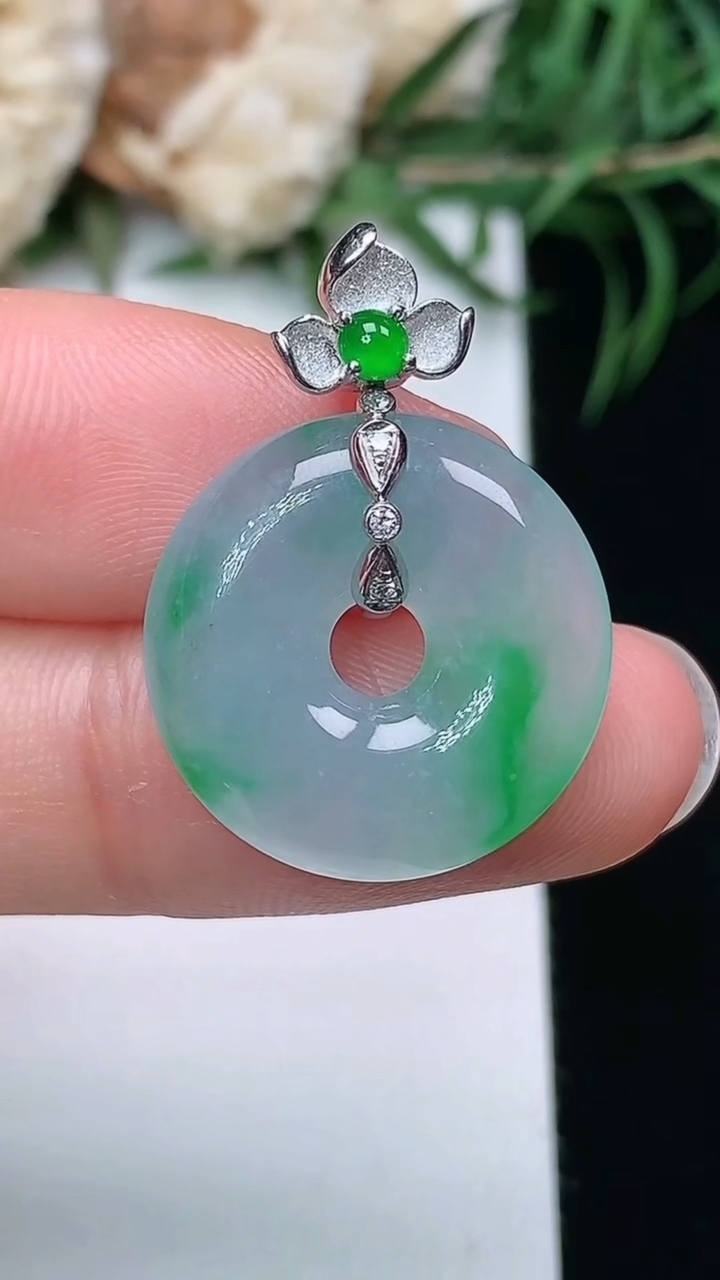 天然A货翡翠平安环吊坠，尺寸18.5-4，重量:3.50g
3月22日