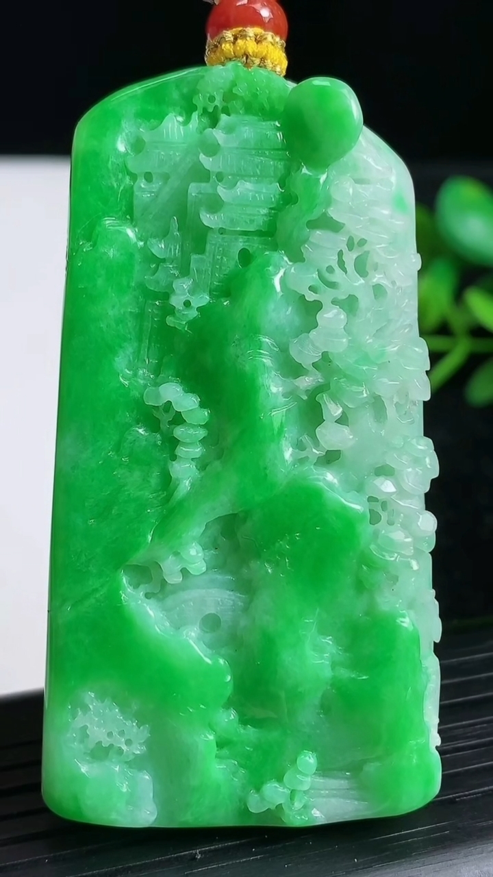 天然A货翡翠山水牌吊坠尺寸62.8-33.6-8.5重量:42.45g
3月22日