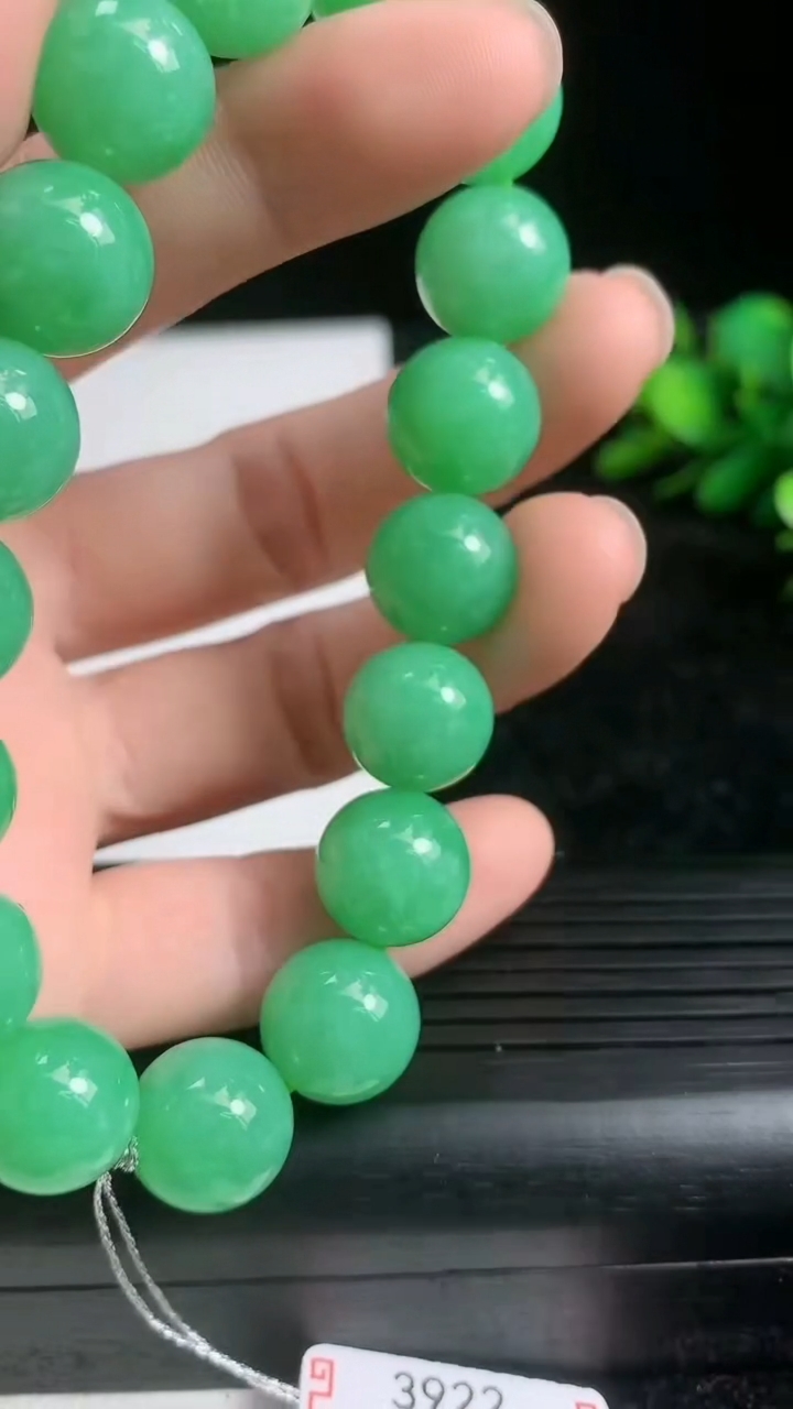 天然A货翡翠圆珠手串尺寸11-17颗重量:46.62g3月22日
工厂直销收藏佳品,种好水足，色泽均匀，有种有色，上手高大气！