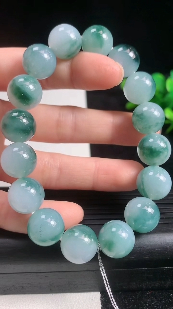 天然A货翡翠种飘花圆珠手串尺寸12.5-16颗重量:55.13g3月22日
工厂直销收藏佳品,种好水