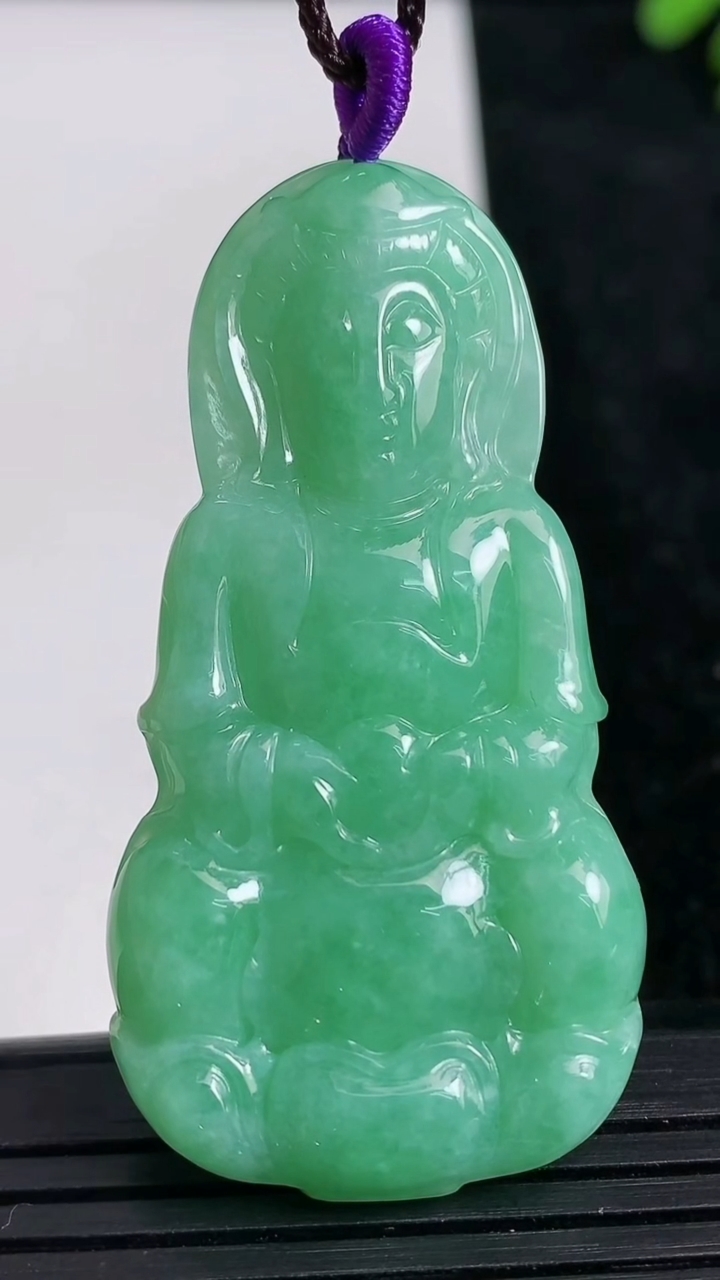 天然A货翡翠观音菩萨吊坠尺寸53.4-27.5-5.8重量:16.81g
3月22日