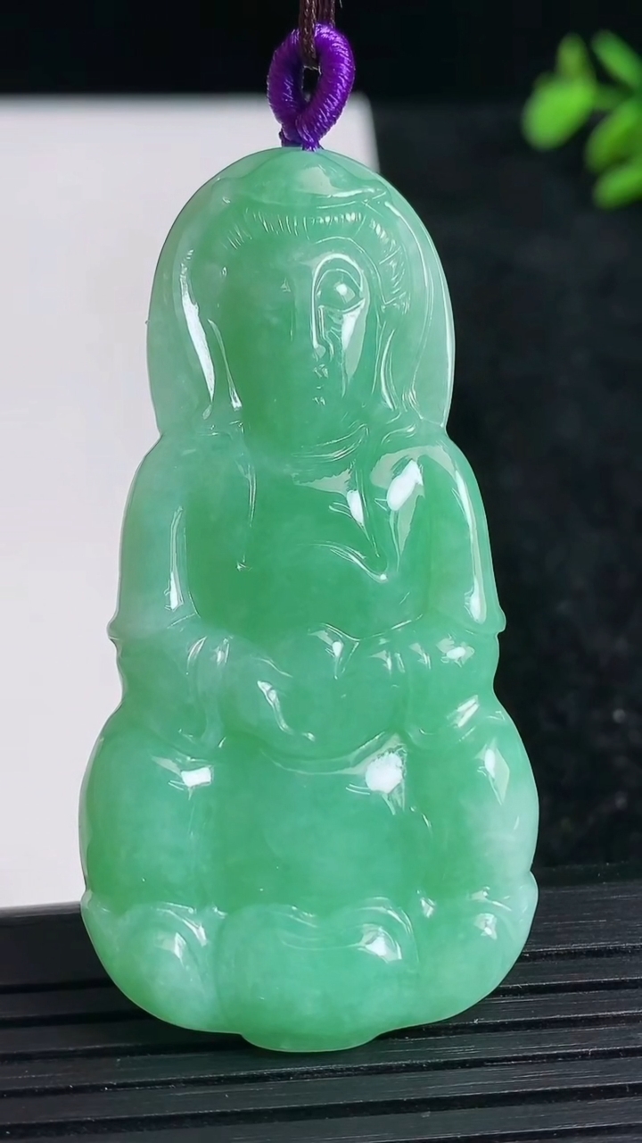 天然A货翡翠观音菩萨吊坠尺寸58.2-29.1-6.1重量:19.05g
3月22日