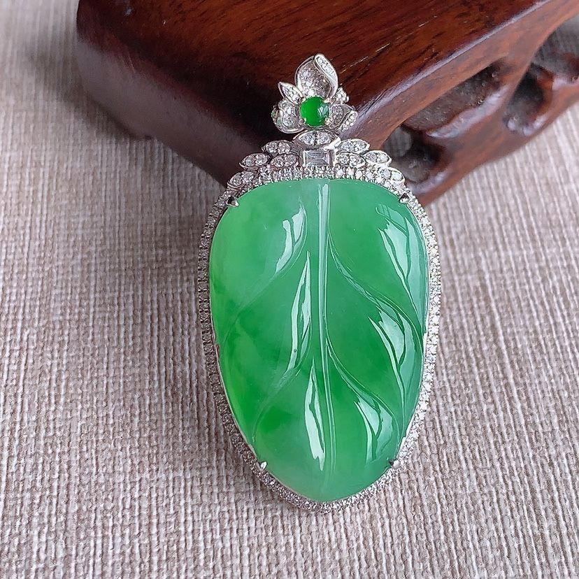 天然A货翡翠18K金伴钻镶嵌满绿叶子金枝玉叶吊坠 
尺寸43.4-23-9.6裸石30-20.5mm 重量9.77g 0321