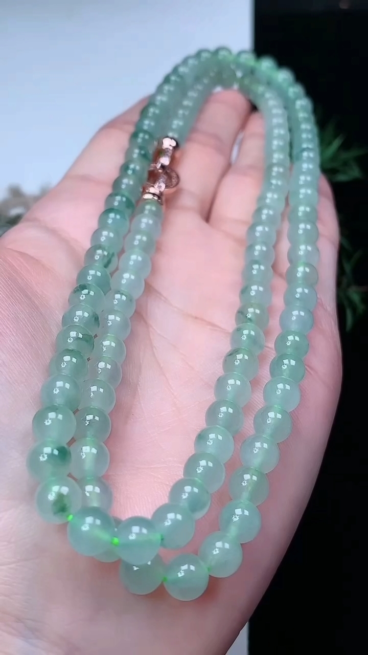 天然A货翡翠飘花圆珠项链，尺寸6.2-106颗，重量:45.65g3月22日
工厂直销收藏佳品,种好