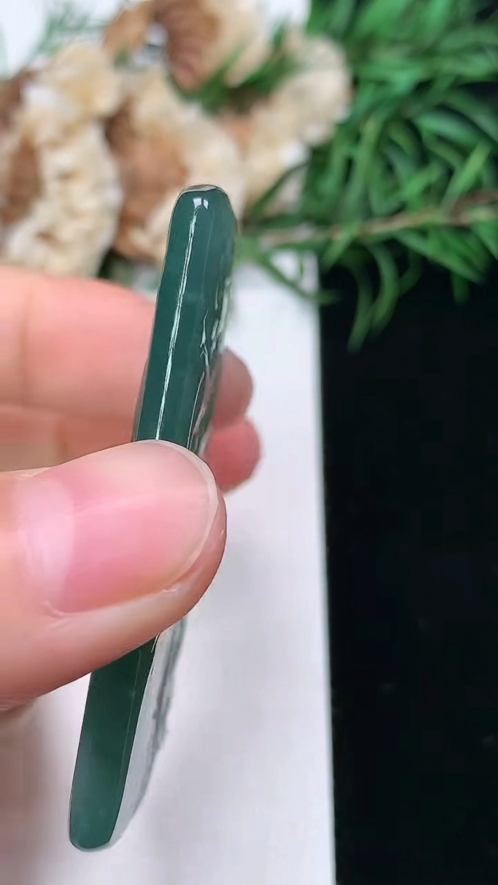 天然A货翡翠蓝水龙牌吊坠，尺寸54-29.2-4.7，重量:19.31g
3月22日