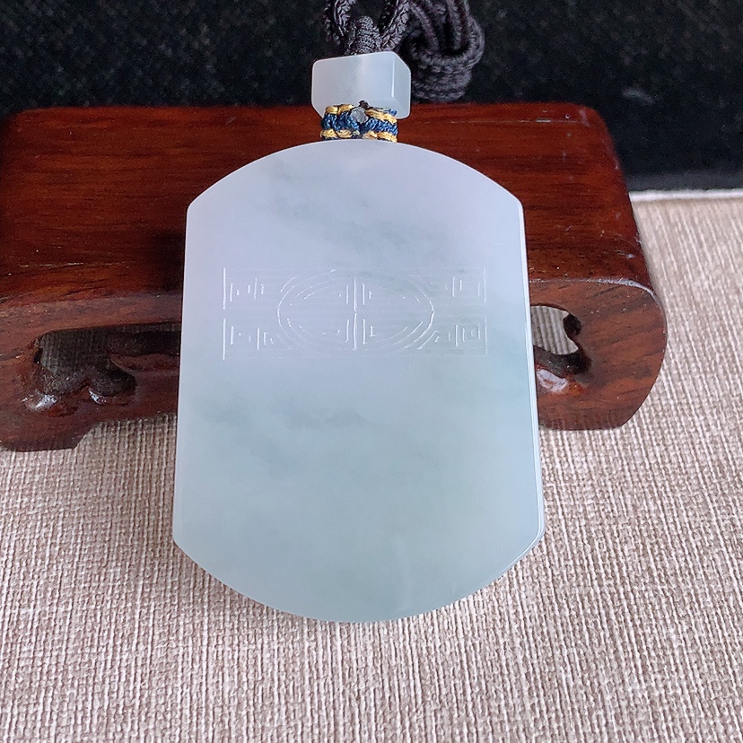 天然A货翡翠仿古无事牌吊坠 
尺寸54-40.5-6mm 重量43.00g 0322