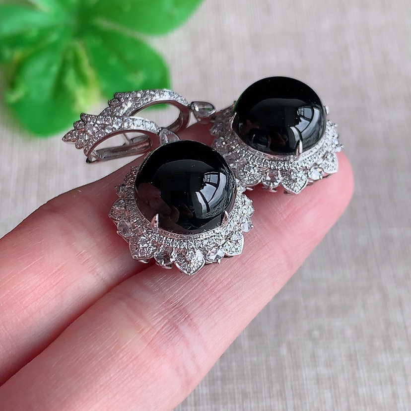 天然A货翡翠18K金伴钻镶嵌墨翠蛋面耳坠 打灯全透 
尺寸13-13.3mm 重量10.05g 03