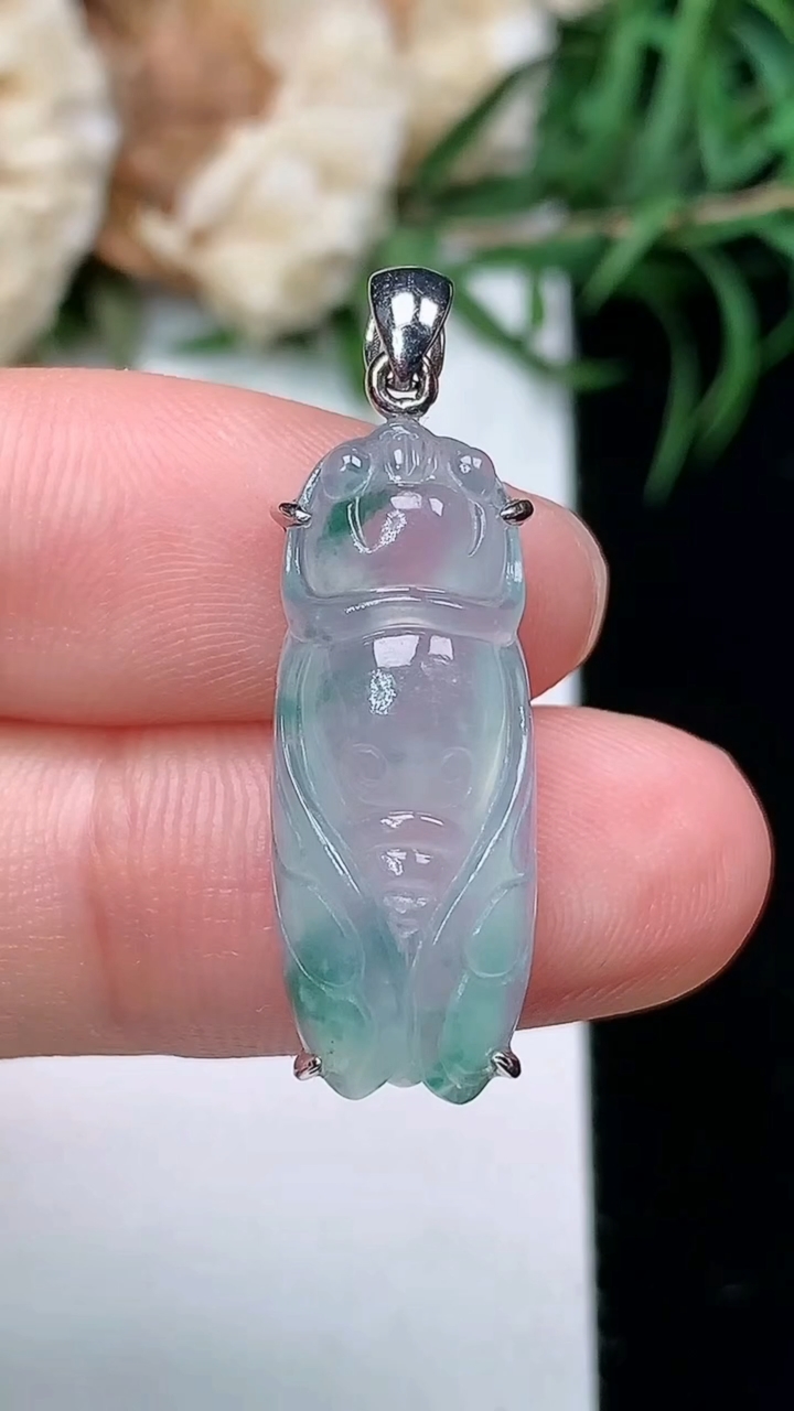 天然A货翡翠飘花一鸣惊人吊坠，尺寸23.2-9.4-5.6，重量:3.21g
3月22日