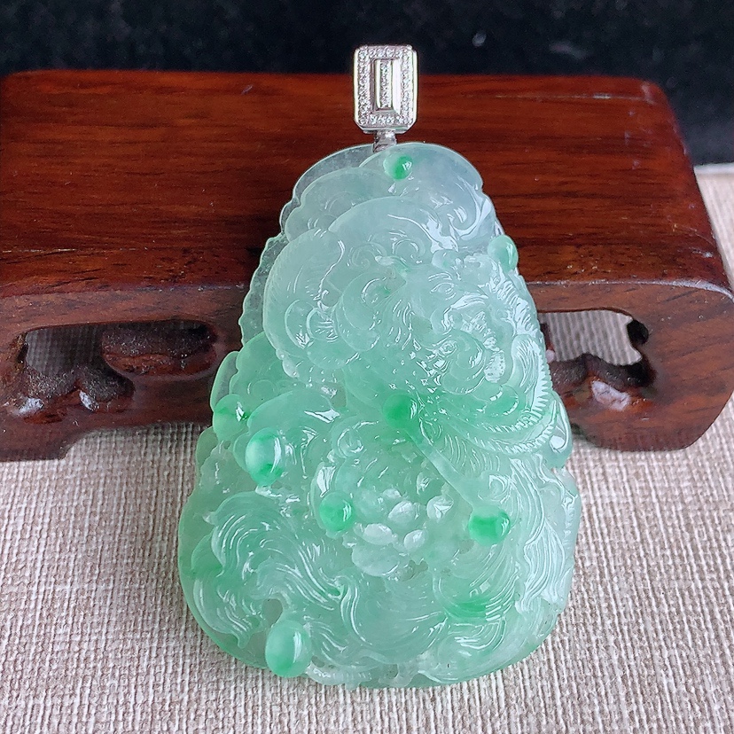 天然A货翡翠18K金伴钻镶嵌飘绿凤凰吊坠 
尺寸62.2-52.2-37.8-8.5mm 重量28.48g 0321