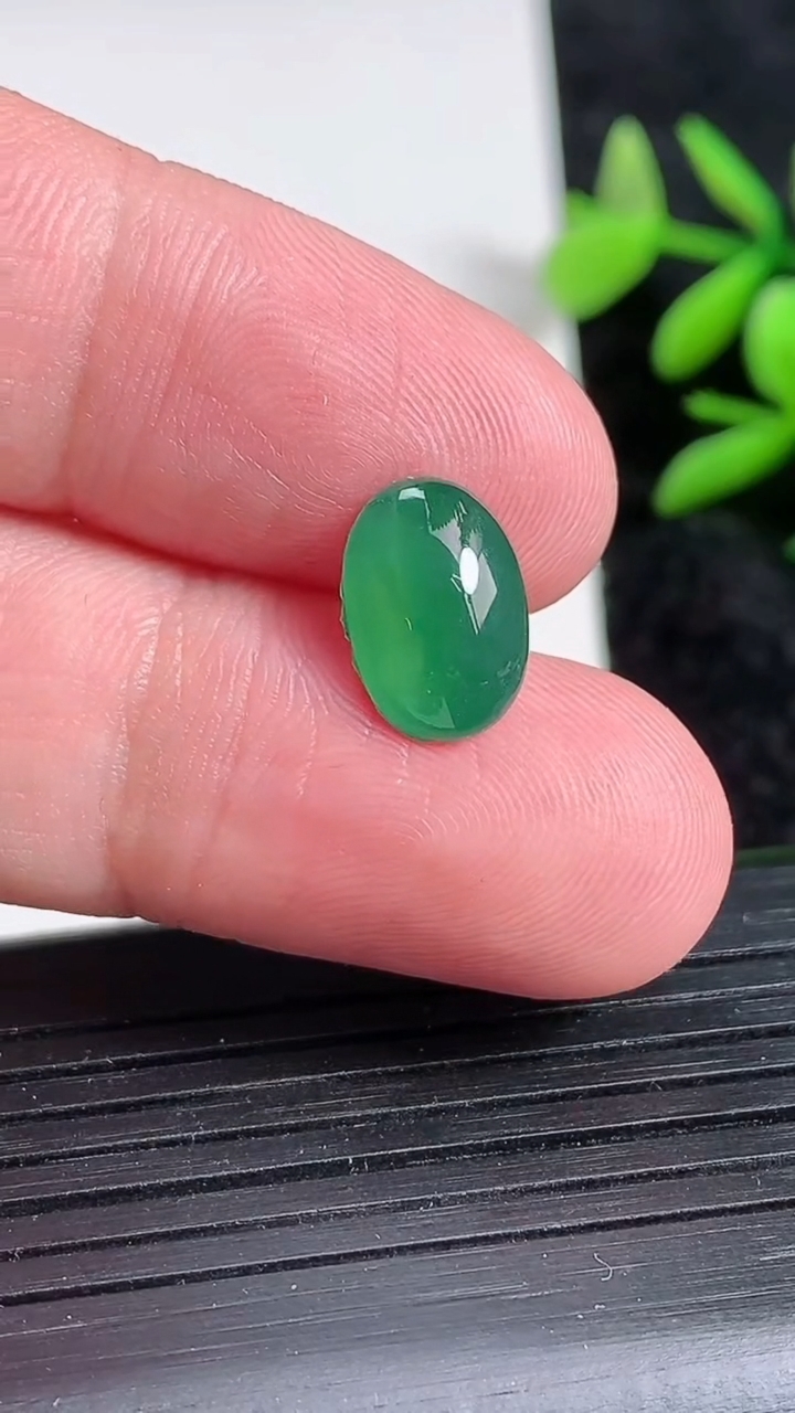 天然A货翡翠蛋面镶嵌件，尺寸11.6-7.8-4.2，重:0.64g
3月22日