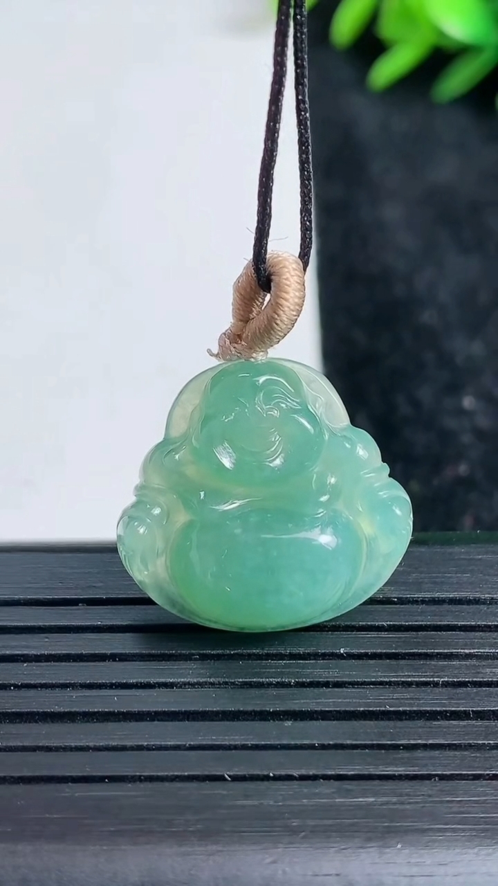 天然A货翡翠佛公吊坠尺寸20.2-21.5-6重量:4.20g
3月22日