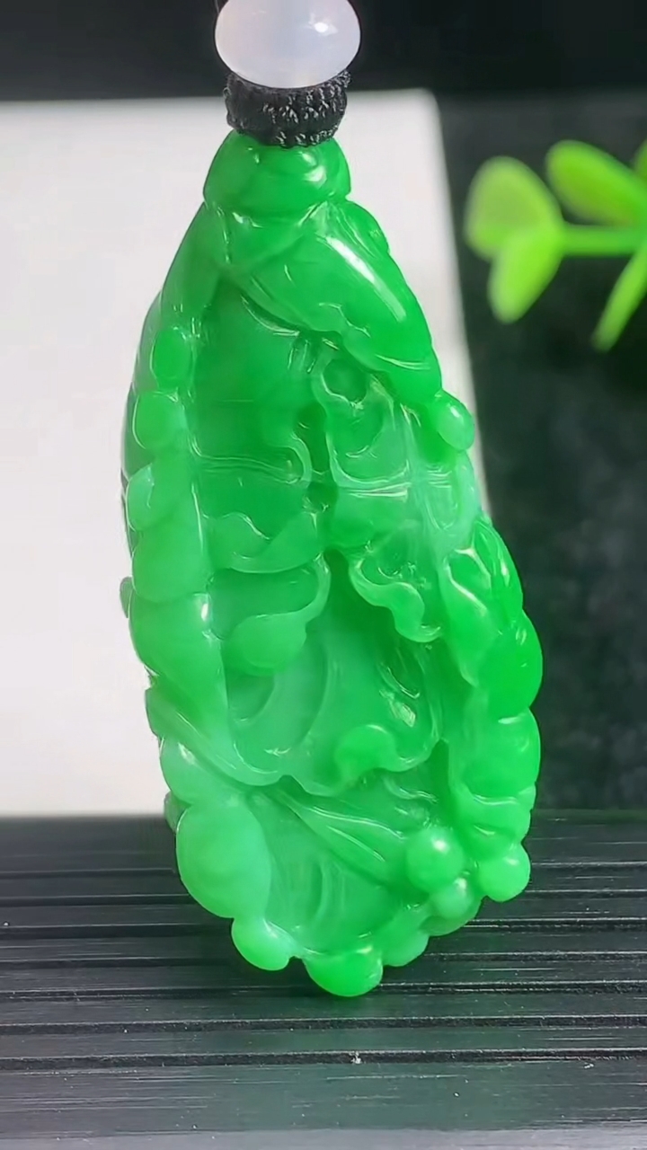 天然A货翡翠白菜吊坠尺寸45.7-23-11.7重量24.86g
3月22日