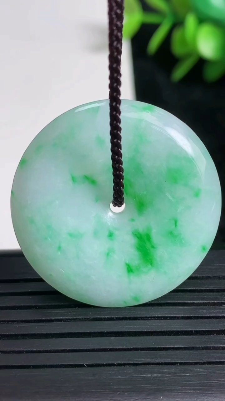 天然A货翡翠平安扣吊坠尺寸33-5.3重量:12.87g
3月22日