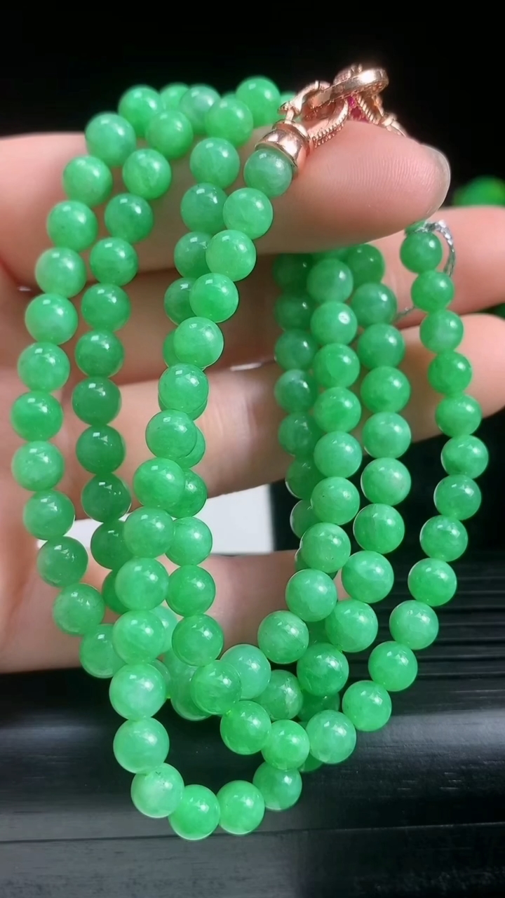 天然A货翡翠圆珠项链尺寸4.9-125颗重量:33.49g
3月22日