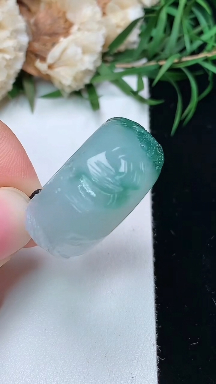 天然A货翡翠山水指环扳指，尺寸18-12-4，重量:8.43g2026年3月22日
工厂直销收藏佳品,种好水足，色泽均匀，有种有色，上手高大气！