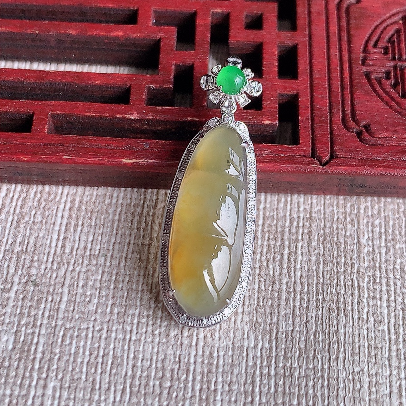 天然A货翡翠18K金镶嵌黄翡四季豆福豆平安豆吊坠 
尺寸32-10.6-6.8裸石21.8-8mm 重量2.73g 0320