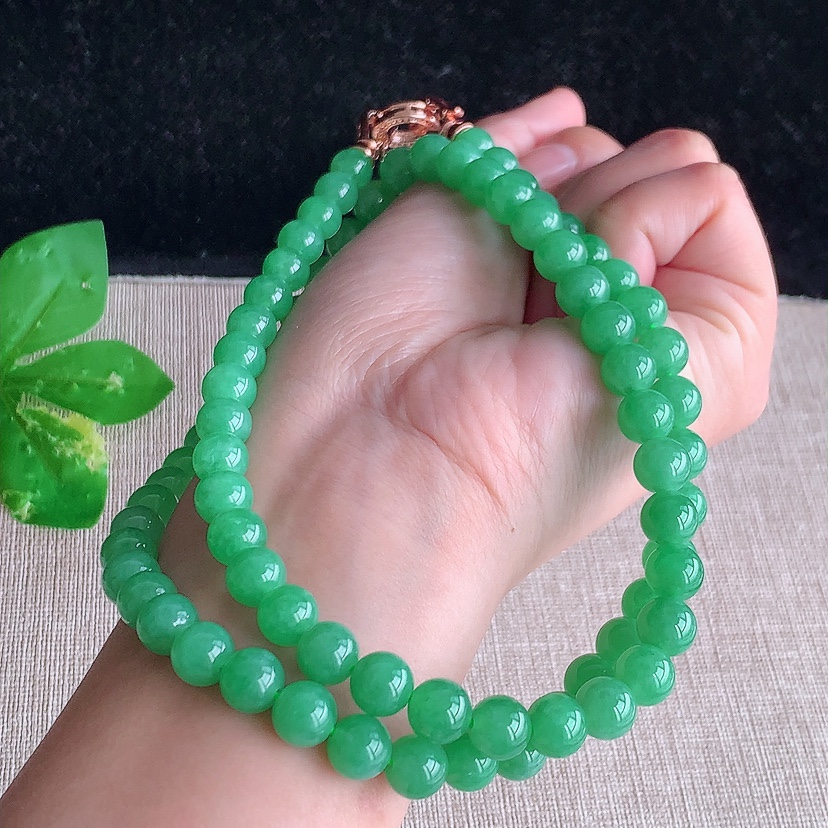 天然A货翡翠满绿圆珠项链毛衣链77颗 
尺寸7.7mm 重量68.28g 0321