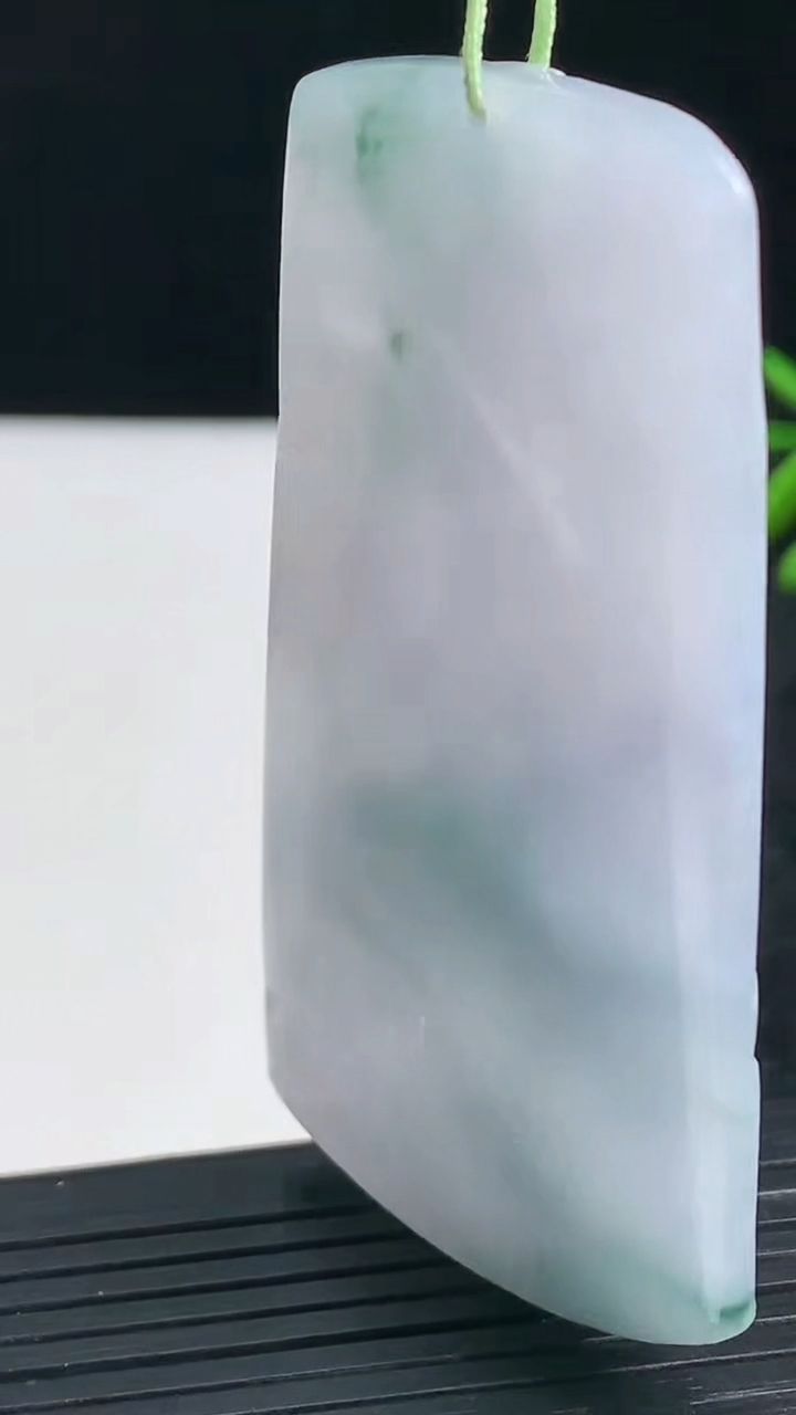 天然A货翡翠紫罗兰飘花山水牌吊坠尺寸67.2-35.3-5.7重量:32.91g
3月22日