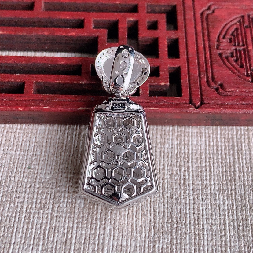 天然A货翡翠18K金伴钻镶嵌阳绿无事牌吊坠 
尺寸32.6-15.3-8裸石15.5-10.3mm 