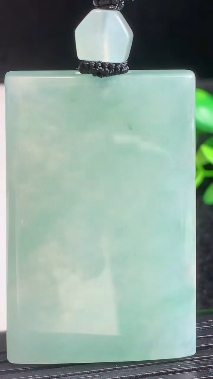 天然A货翡翠仿古无事牌吊坠尺寸53.8-35.2-5.7重量:40.70g
3月22日