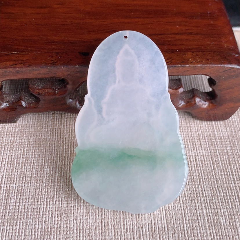 天然A货翡翠飘花一刀切普贤菩萨吊坠 
尺寸50.4-32-5.6mm 重量17.58g 0322