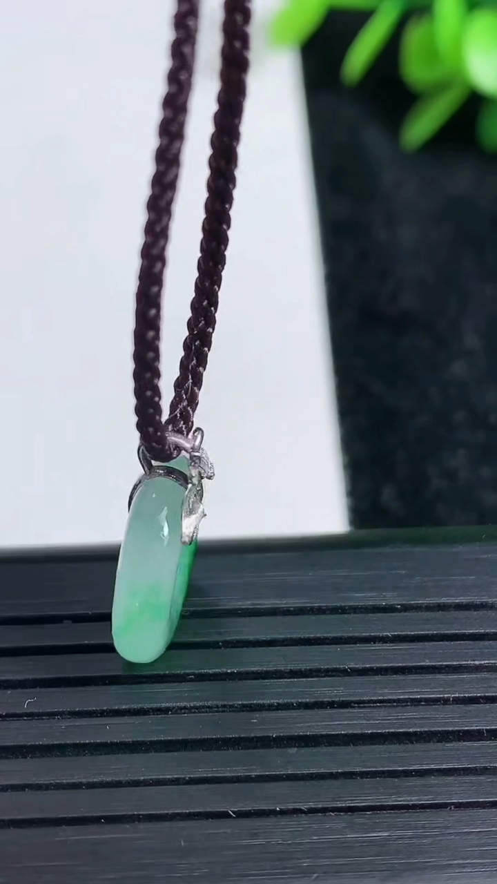 天然A货翡翠平安环吊坠尺寸14-3.6重量:2.02g
3月22日