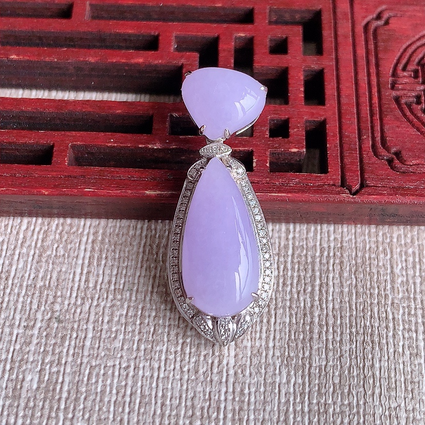 天然A货翡翠18K金伴钻镶嵌紫罗兰水滴吊坠 
尺寸30.8-11.6-7裸石16.8-8.3mm 重