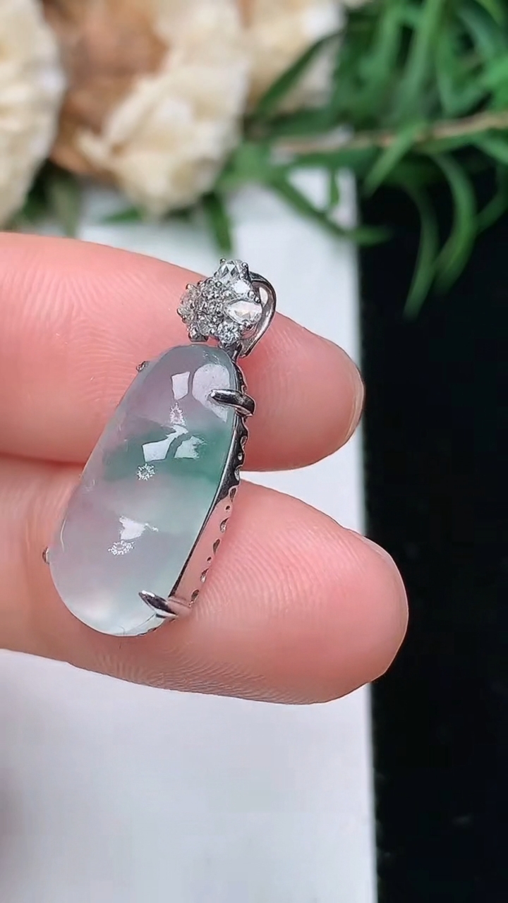 天然A货翡翠飘花福豆吊坠，尺寸16.6-9.8-6，重量:2.24g
3月22日