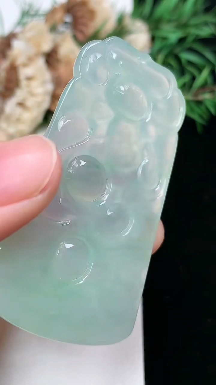 天然A货翡翠逍遥佛吊坠，尺寸56.2-31.7-4.8，重量:17.56g
3月22日